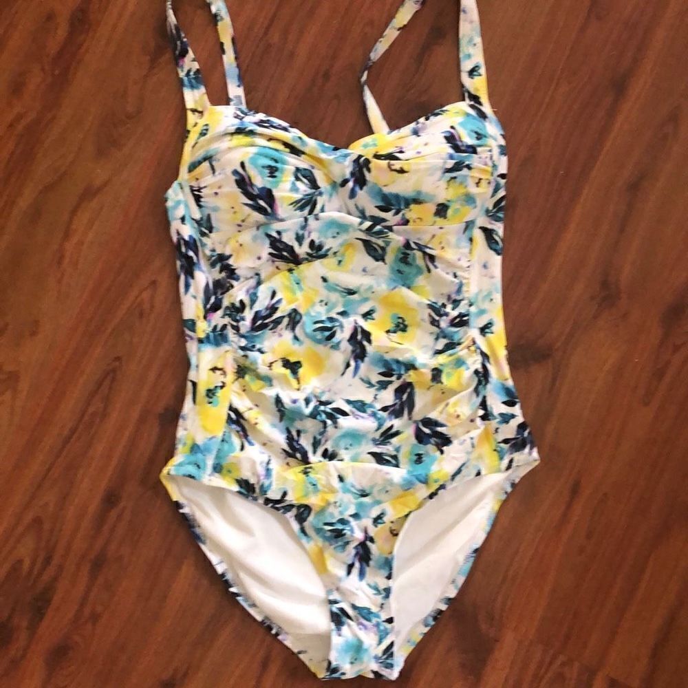 Nip Tuck Floral one piece swimsuit, ruched size 6